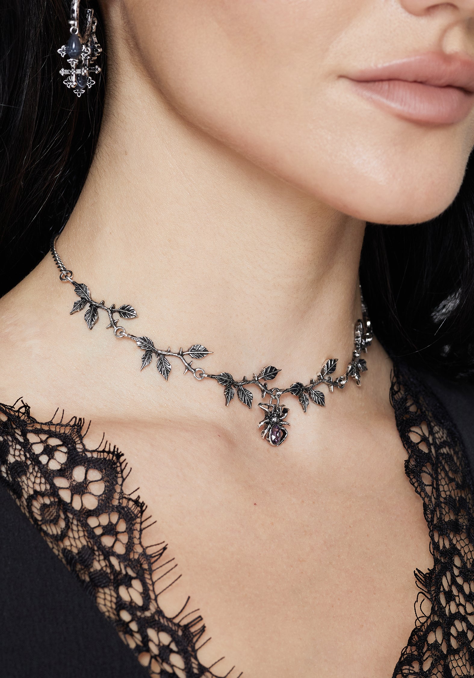 Rosethorn Spider Choker – Disturbia