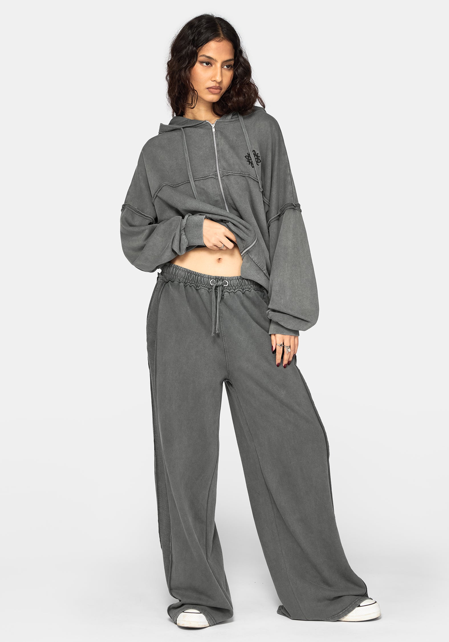 Mio Witches Knot Distressed Seam Jogger