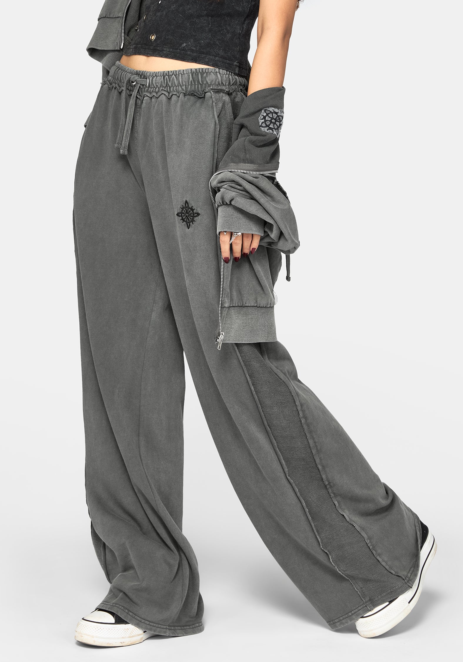 Mio Witches Knot Distressed Seam Jogger