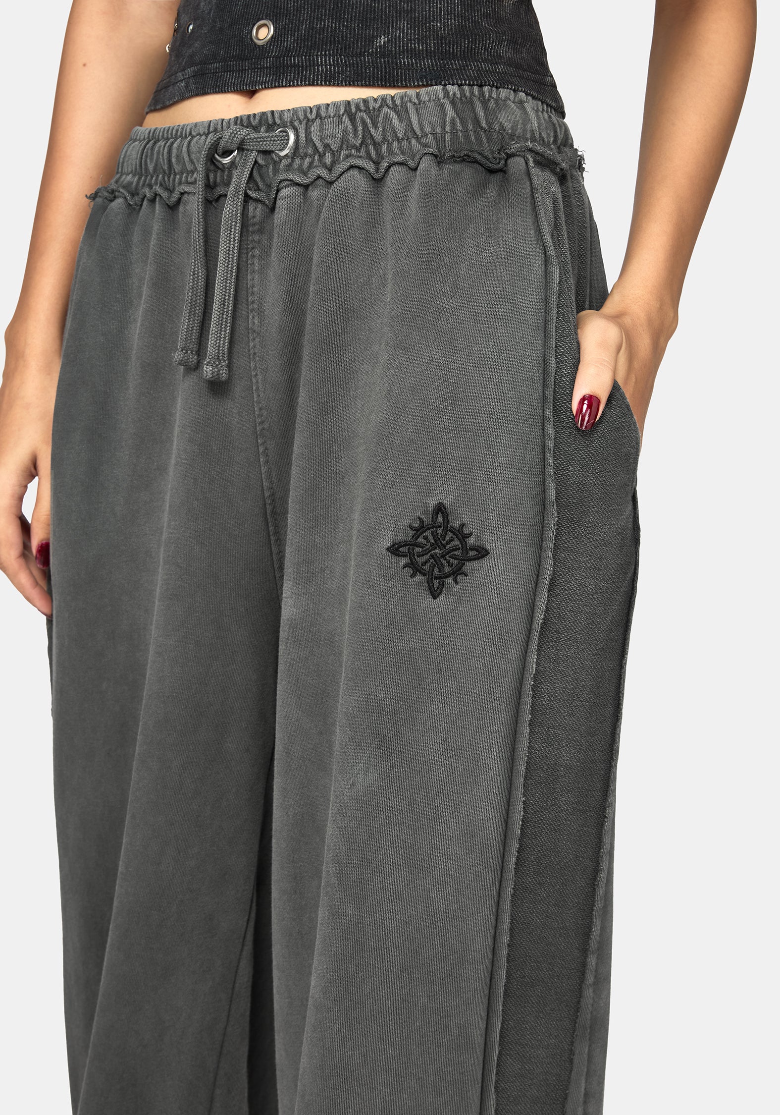 Mio Witches Knot Distressed Seam Jogger