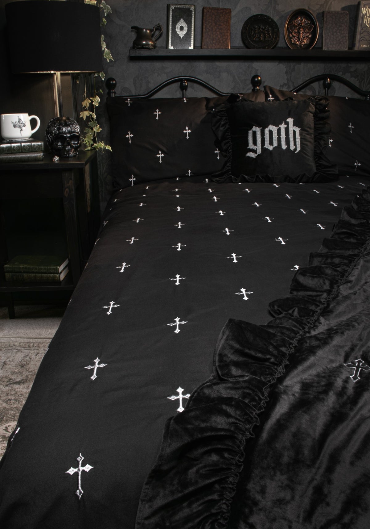 Vurlo Embroidered Cross Bedding - EU Double
