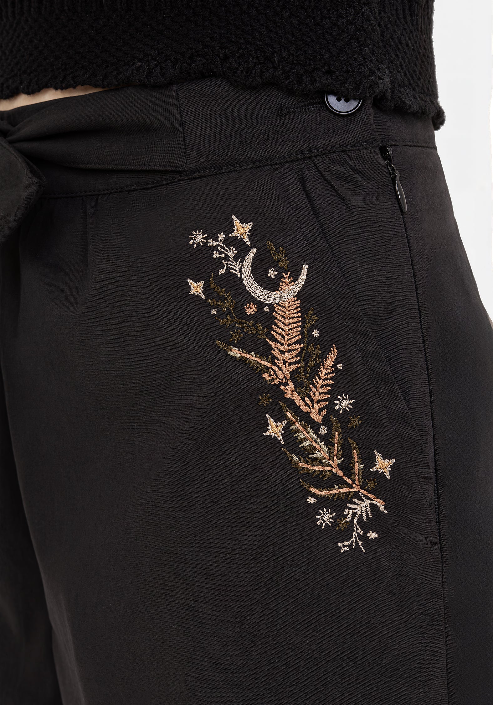Abellona Embroidered Belted Short